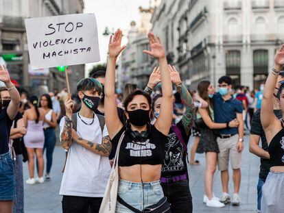 Varias personas en una concentración contra la violencia de género, el 6 de agosto de 2021, en la Puerta del Sol (Madrid).