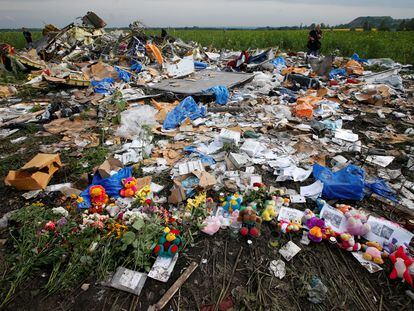 Flores, cartas y obsequios de homenaje en el lugar en el que cayó el MH17, en Donetsk, en julio de 2014.