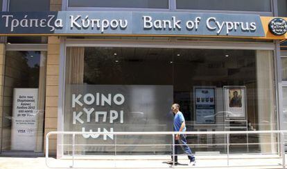 Un hombre, ante una oficina del Banco de Chipre.
