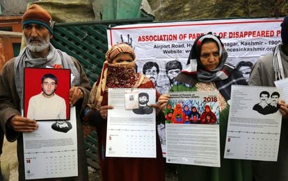 Familiares de ciudadanos musulmanes desaparecidos en el conflicto entre India y Pakistán participan en una protesta en el marco de los actos por el Día Internacional de los Derechos Humanos en Srinagar, capital de la Cachemira india.