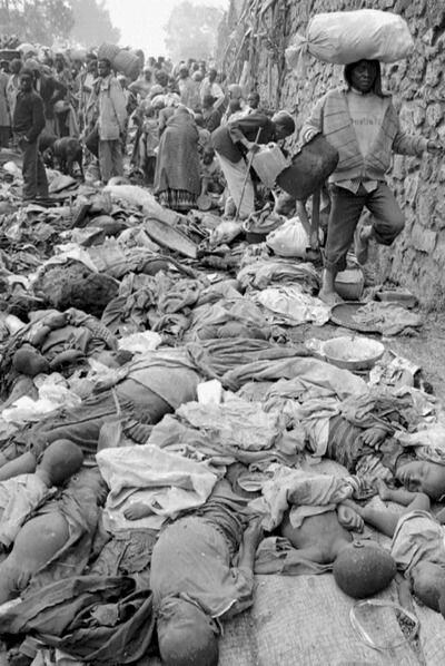 Un refugiado ruandés pasa junto a cadáveres de compatriotas muertos en Goma (Zaire), en 1994.