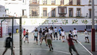 Alumnos de un colegio de Sevilla jugando durante el recreo.