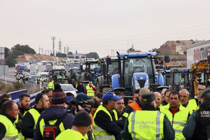 Un grupo de agricultores corta la A-2 a la altura de La Almunia (Zaragoza), en dirección a Madrid.