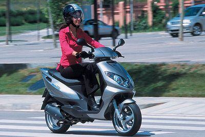 Una joven conduce una motocicleta Piaggio en una foto de promoción.