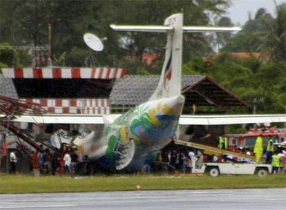 Un Avion Se Estrella Contra Una Torre De Control En Una Isla De Tailandia Internacional El Pais