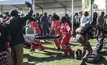 Efectivos de emergencias trasladan a un herido durante un mitin del presidente Emmerson Mnangagwa, este sábado en Zimbabue.