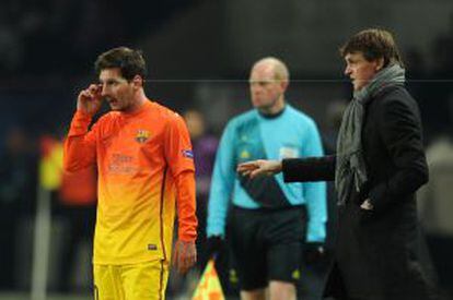 Vilanova le pide a Messi que no fuerce tras saber que se ha lesionado.