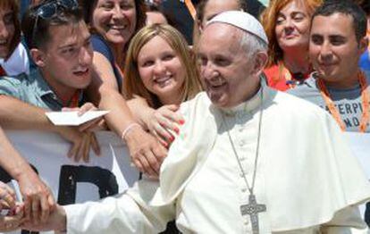 El Papa saluda a un grupo de fieles en El Vaticano.