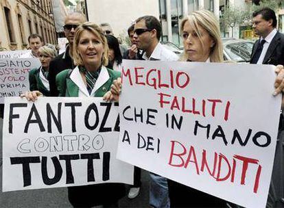 Los trabajadores de Alitalia se manifiestan en el aeropuerto de Fiumicino. En el cartel se puede leer: "Mejor en quiebra que en mano de bandidos".