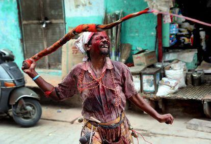 Un hombre se azota a sí mismo para mostrar su devoción a Dios en una calle de Mathura, en Vrindavan (India).