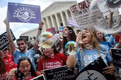 La Corte Suprema de Estados Unidos ha puesto fin al derecho al aborto en un fallo sísmico que destruye medio siglo de protecciones constitucionales en uno de los temas más divisivos en la vida política estadounidense. En la imagen, manifestantes celebran la derogación del derecho al aborto.