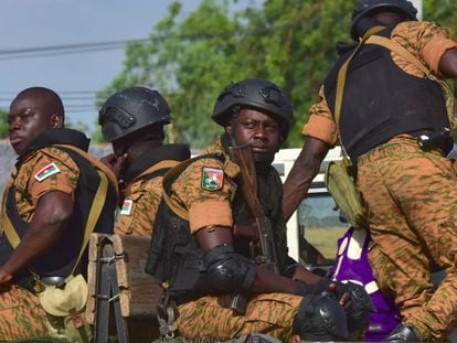 Gendarmes burkineses patrullan tras la muerte de dos soldados por un artefacto explosivo en Nassoumbou, el pasado 5 de noviembre.