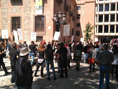 Trabajadores del Inaem protestan ante el ministerio de Cultura por la fusión entre el Real y la Zarzuela. 