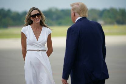 Lara Trump recibe a su suegro en Wilmington, en Carolina del Norte, a su llegada el pasado 2 de septiembre en el 75 aniversario del final de la Segunda Guerra Mundial.