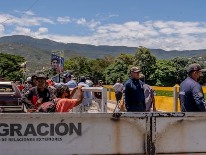 Migrantes transitan el puente internacional Simón Bolívar, entre Colombia y Venezuela, cerca de Cúcuta, el 9 de agosto de 2022.