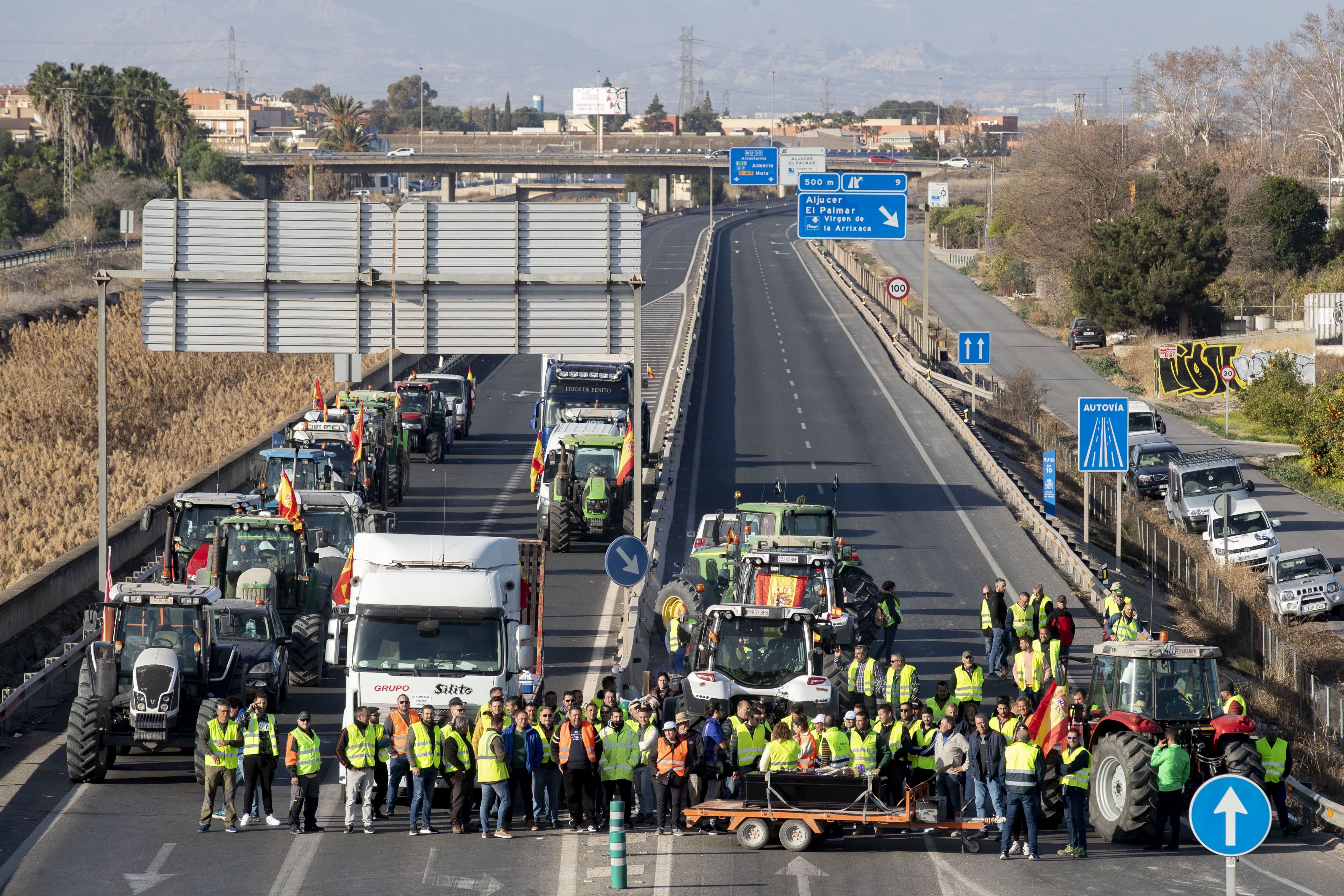 Varias decenas de agricultores mantienen cortada con sus tractores la autovía MU-30 de Murcia, este miércoles.