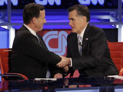 Santorum (izquierda) y Romney en un debate en febrero.