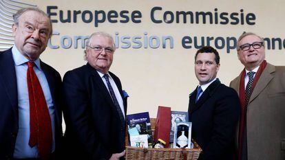 Delegación británica, con una cesta de productos del país, a su llegada a una reunión con la UE en torno al 'brexit', el pasado día 10 en Bruselas (Bélgica).