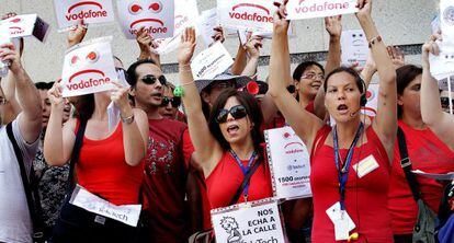 Trabajadores de Teletech, ayer, durante su protesta ante la sede de Vodafone en Valencia.