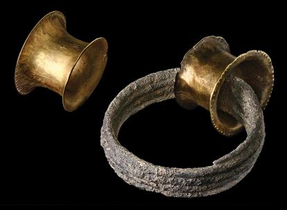 Tapones de oro de lóbulo de oreja de la tumba 38 de La Almoloya.