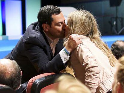 Moreno besa a su esposa durante el mitin en Granada.