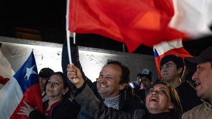 Miembros del Partido Republicano celebran en la sede de comando del partido en las elecciones de constituyentes en Santiago, Chile. 
