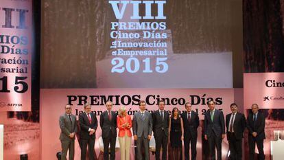 Foto de familia de los galardonados en los premios Cinco Días 2015.