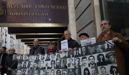 Manifestantes ante el Juzgado de lo Contencioso Administrativo numero 23 de Madrid.