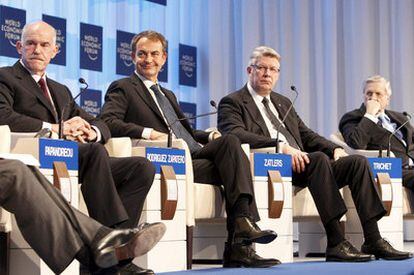 El presidente del Gobierno, José Luis Rodríguez Zapatero, en el foro de Davos (Suiza) entre el primer ministro griego, Giorgos Papandreu (izquierda), y el presidente de Letonia, Valdis Zatlers, el pasado 28 de enero.