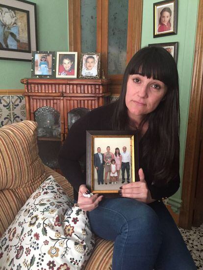 Marianela Olmedo con una foto de familia, el pasado jueves en la casa de sus padres de Almonte.