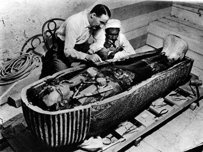 Howard Carter examina el sarc&oacute;fago de Tutankam&oacute;n tras su descubrimiento el 8 de noviembre de 1922.