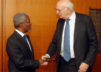 Kofi Annan (izquierda) saluda al ex presidente de la Reserva Federal Paul Volcker.