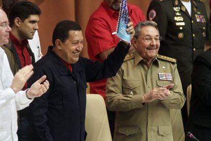 El presidente de Venezuela Hugo Chávez, izquierda, sostiene un documento que le entregó el mandatario cubano Raúl Castro, derecha, durante una reunión para celebrar el décimo aniversario del tratado de cooperación entre los dos países el 8 de noviembre de 2010 en La Habana, Cuba.
