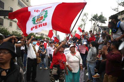 Cientos de manifestantes a favor de Pedro Castillo, el viernes en el centro de Lima.