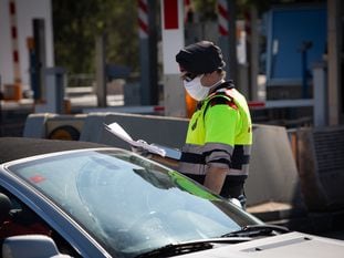 Un agente de los Mossos, en un control en el peaje de La Roca del Vallès.