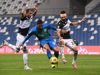 Defrel, del Sassuolo, defendido por dos jugadores del Udinese.