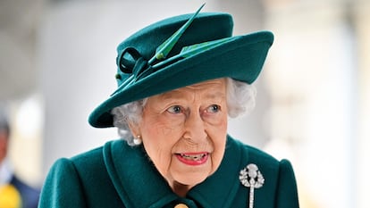 La reina Isabel II, a su llegada a la apertura del Parlamento escocés en Edimburgo.