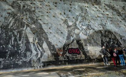 Grafitis en el mural realizado el año pasado por William Kentridge a orillas del Tiber, en Roma.