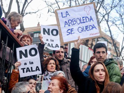 Manifestantes en la concentración para defender la arboleda de la zona de Madrid Río, el 18 de febrero.
