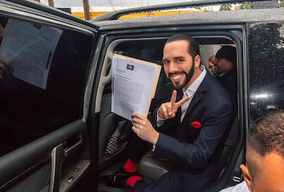 Nayib Bukele muestra los documentos para inscribirse como candidato a la Presidencia de Salvador.