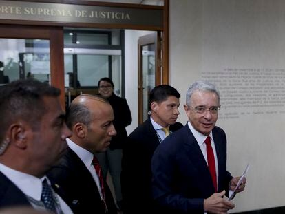 El ex presidente de Colombia, Álvaro Uribe, llega a la Corte Suprema para ser interrogado en un caso de manipulación de testigos, en Bogotá, Colombia, el 8 de octubre de 2019.