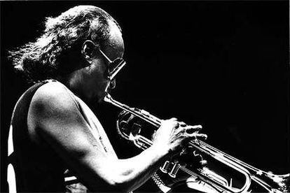 Miles Davis a la trompeta, durante un concierto en Valencia en 1985.