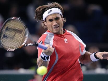 David Ferrer golpea la pelota.