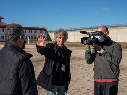 Fernando Merinero imparte un taller de cine a los presos Salvador Ribero y Abdellatif Cherif en el Centro Penitenciario III de Valdemoro en Madrid.