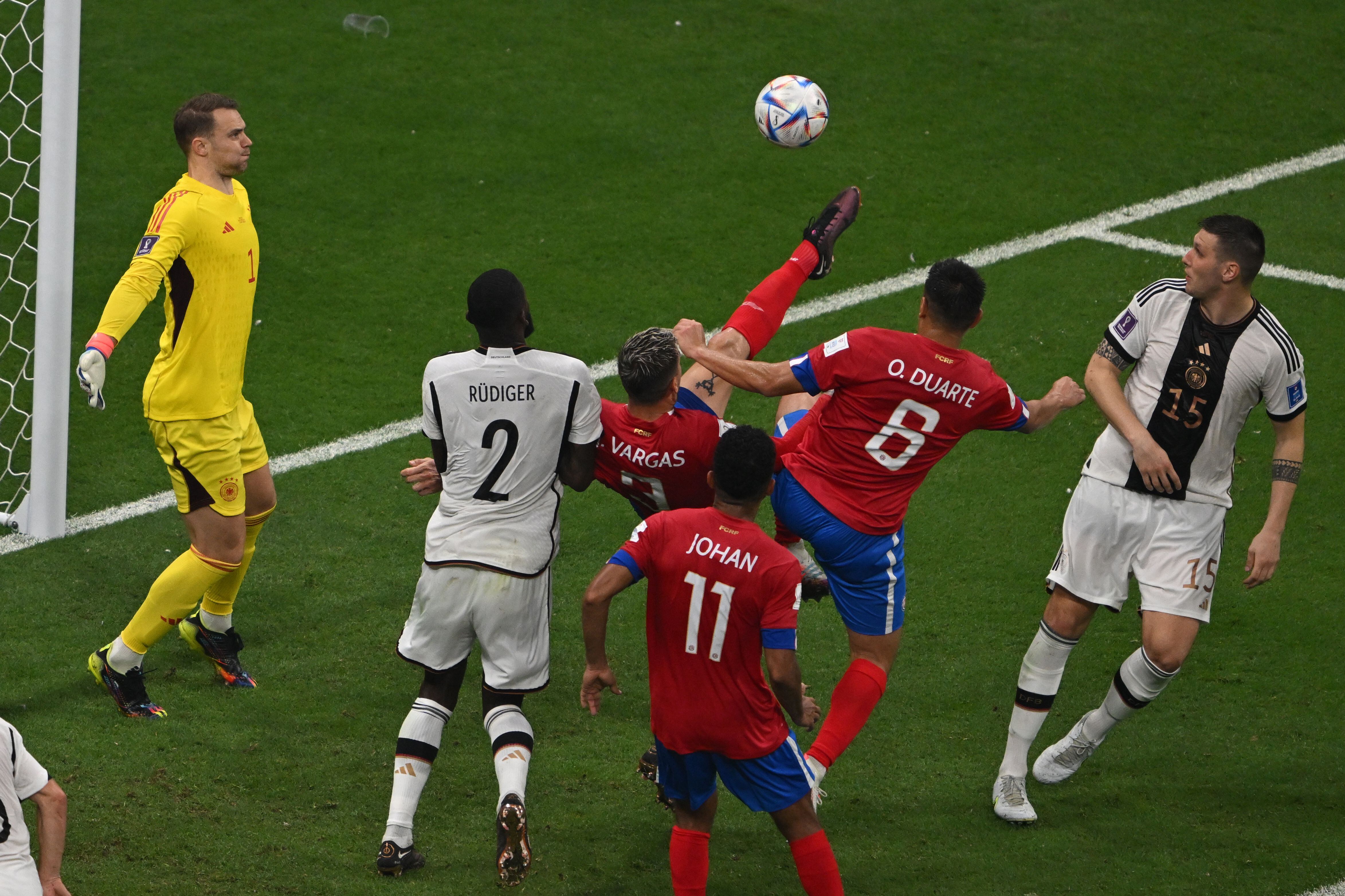 Neuer no controla el balón y se lo marca en propia en el gol de la remontada de Costa Rica.