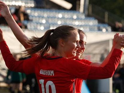 Caroline Graham, la 10 de Noruega, celebrando un gol junto a Ingrid Moe Wold.