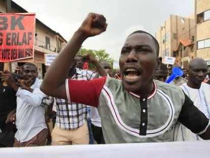 Partidarios del principal partido de oposición de Mali protestan en las calles de Bamako para exigir transparencia en las elecciones el 11 de julio de 2018.   