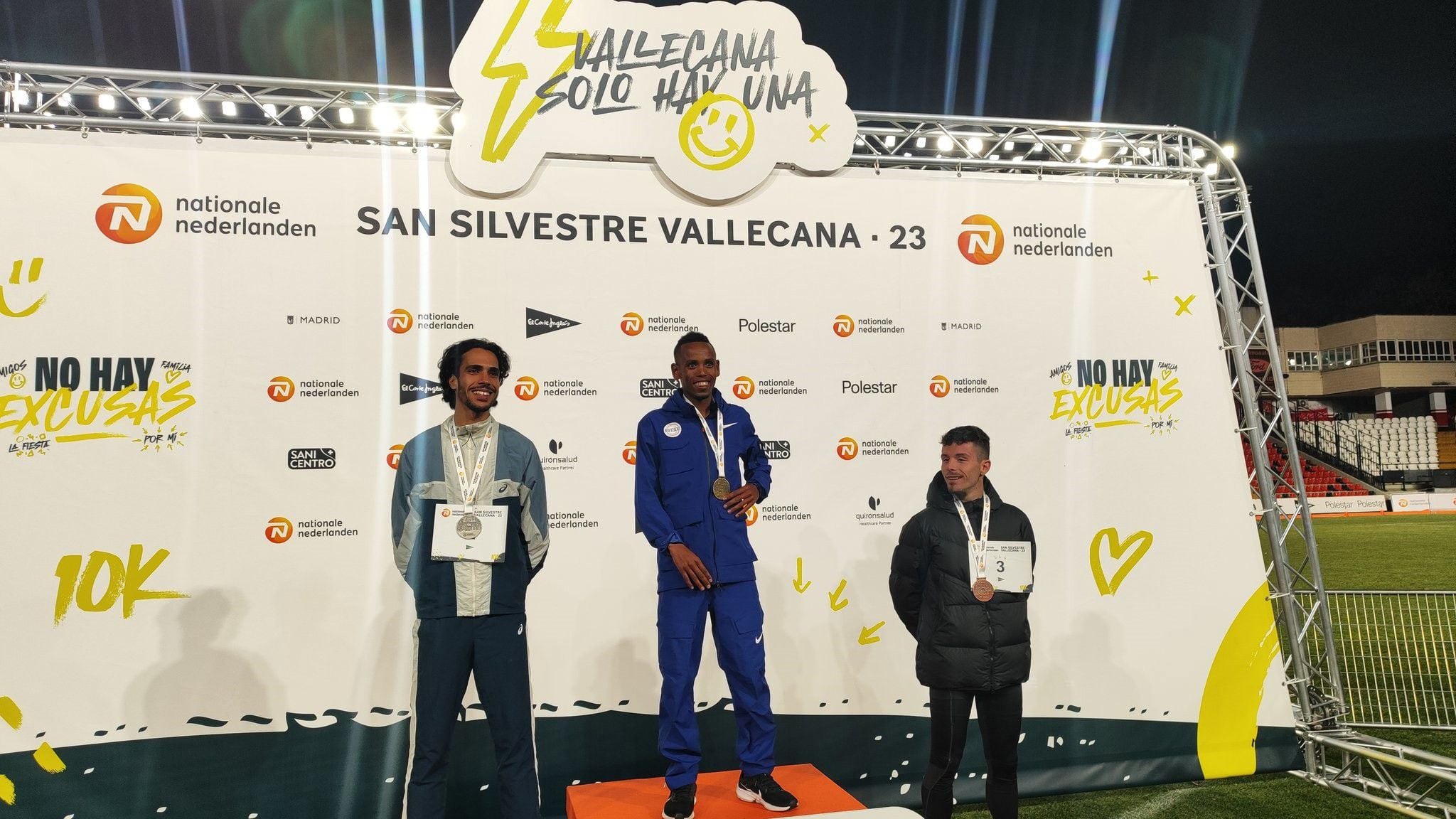 Podio de la 59ª Nationale-Nederlanden San Silvestre Vallecana 2023, con triunfo para el atleta etíope Berihu Aregawi con los españoles Mo Katir y Aarón Las Heras en segunda y tercera posición.