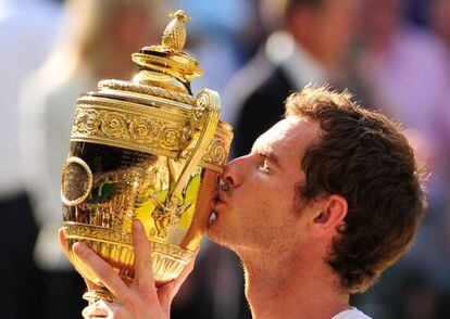 Murray besa el trofeo de campe&oacute;n de Wimbledon