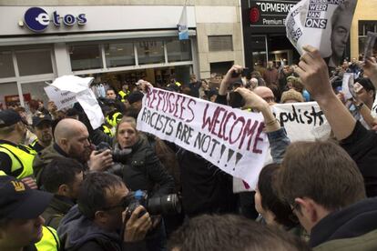 Un grupo de jóvenes se manifiesta contra la visita del líder ultraderechista Geert Wilders a Heerlen.